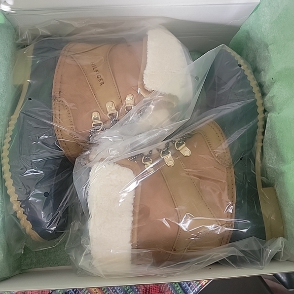 Tommy Hilfiger Rusteen boot Rain-snow Color Dark Natural size 8 New With Box - Picture 13 of 13